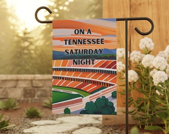 Bandera del jardín de fútbol de Tennessee - Bandera del jardín de otoño - Estadio en un sábado por la noche de Tennessee