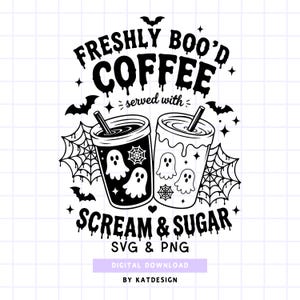 Op de afbeelding: Een zwart-wit grafisch ontwerp met twee koffiebekers met rietjes, spookillustraties, spinnenwebben en vleermuizen. De tekst luidt FRESHLY BOO'D COFFEE served with SCREAM & SUGAR SVG & PNG DIGITAL DOWNLOAD BY KATDESIGN in druipend lettertype.