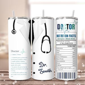 Puede incluir: Vaso de acero inoxidable blanco con temática de médico. El diseño incluye un estetoscopio, una bata de médico y el texto "Doctor" con una definición. El vaso también presenta una etiqueta de "Nutrition Facts".