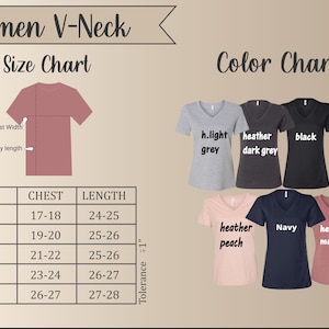 Pu&ograve; includere: Tabella delle taglie per camicie a collo a V da donna con misure in pollici. La tabella mostra le misure del torace e della lunghezza per le taglie S, M, L, XL e 2XL. Una tabella dei colori mostra i colori disponibili: grigio chiaro, grigio scuro melange, nero, bianco, pesca melange, blu navy e malva melange.