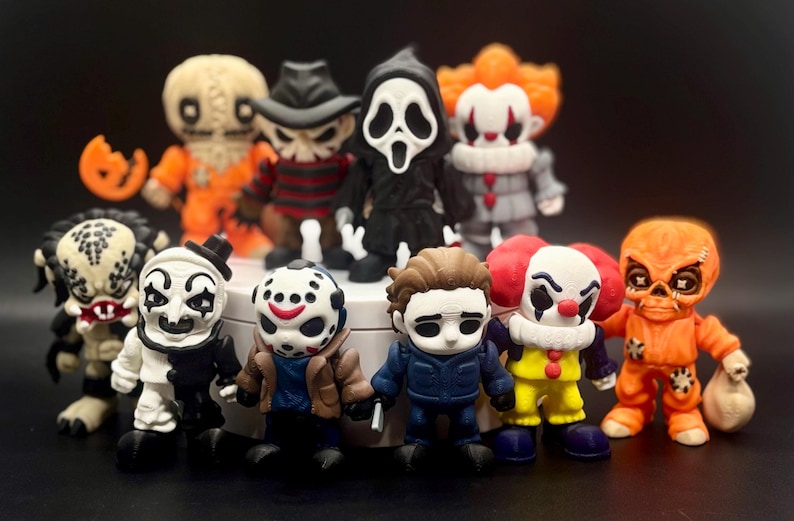 Pode incluir: Uma cole&ccedil;&atilde;o de 11 figuras de personagens de filmes de terror. As figuras s&atilde;o feitas de pl&aacute;stico e s&atilde;o pintadas em v&aacute;rias cores. Os personagens incluem Freddy Krueger, Jason Voorhees, Michael Myers, Ghostface, Pennywise o palha&ccedil;o dan&ccedil;arino, e outros.