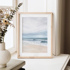 Morgennebel Landschaftskunstdruck - Küstenstrandszene