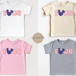 K&ouml;nnte beinhalten: Vier T-Shirts in verschiedenen Farben mit einer pinkfarbenen "FOUR"-Grafik mit einem blauen Mickey-Maus-Kopf in der Mitte des "O". Die Shirts sind wei&szlig;, beige, rosa und grau.
