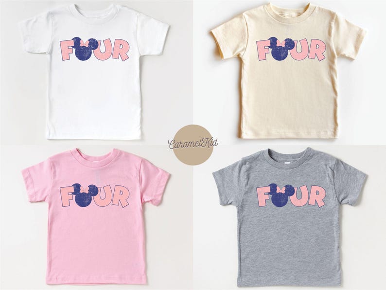 K&ouml;nnte beinhalten: Vier T-Shirts in verschiedenen Farben mit einer pinkfarbenen "FOUR"-Grafik mit einem blauen Mickey-Maus-Kopf in der Mitte des "O". Die Shirts sind wei&szlig;, beige, rosa und grau.