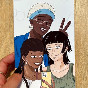 Puede incluir: Tres personas posan para una selfie. La persona del medio lleva un top verde sin mangas y tiene el pelo corto y oscuro. La persona de la izquierda lleva una camisa azul y un sombrero. La persona de la derecha lleva una camisa azul y un sombrero. Todos sonríen.