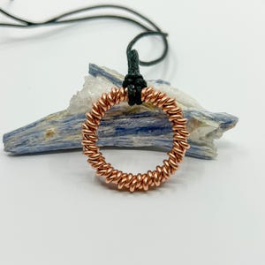 Colar de anel tensor de 999 cúbitos: pingente tensor de 432 MHz com dupla torção