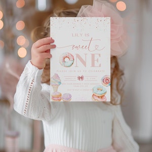 Uitnodiging voor een Sweet One verjaardag, snoepkleurige pastelkleurige uitnodiging voor een eerste verjaardag van een meisje, Sweet One uitnodiging, eerste verjaardag van een meisje, Ze is een schatje, S1
