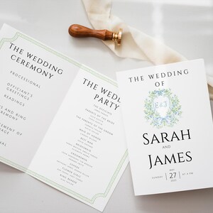 Könnte beinhalten: Hochzeitspapeterie mit Programm und Einladung. Die Einladung zeigt einen floralen Kranz mit den Namen "Sarah und James" und dem Datum. Das Programm listet die Zeremonie-Details auf.