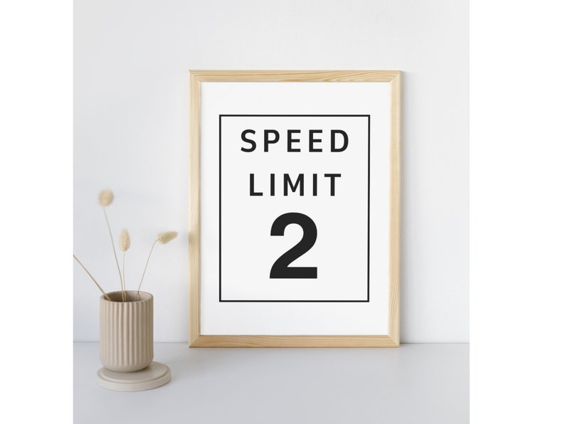 Puede incluir: Una impresi&oacute;n enmarcada con un dise&ntilde;o en blanco y negro que dice "SPEED LIMIT 2" en una fuente en negrita.