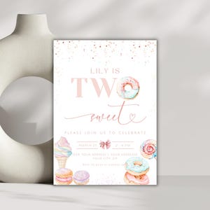 Op de afbeelding: Roze en witte verjaardagsuitnodiging met gouden glitter. De uitnodiging zegt "Lily is Twee zoet" en bevat een donut, een ijshoorn en macarons.