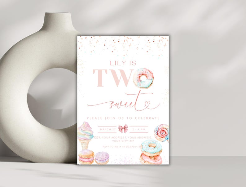 Op de afbeelding: Roze en witte verjaardagsuitnodiging met gouden glitter. De uitnodiging zegt "Lily is Twee zoet" en bevat een donut, een ijshoorn en macarons.