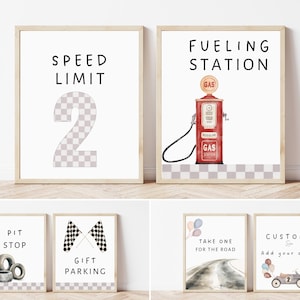 Op de afbeelding: Een set van 6 printbare borden met een race-thema. De borden tonen een geblokte vlag, een tankstation, een pitstop, een snelheidsbegrenzingsschild, een parkeerplaats voor cadeaus en een bord met de tekst 'Neem er een voor de weg'.