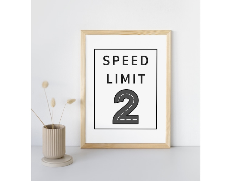 Puede incluir: Arte de pared imprimible en blanco y negro con el texto "Speed Limit 2" en estilo de se&ntilde;al de tr&aacute;fico. El n&uacute;mero 2 est&aacute; dise&ntilde;ado para parecerse a una carretera.