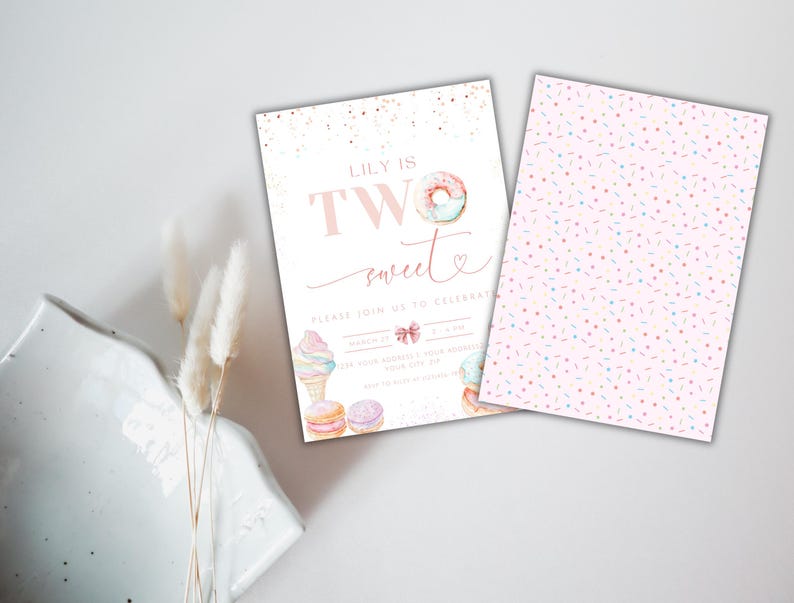 Op de afbeelding: Roze en witte verjaardagsuitnodiging met de tekst "Lily is Two Sweet" en een donut, een ijshoorn en macarons. De achtergrond is een roze en wit spikkels patroon.