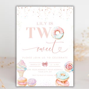 Op de afbeelding: Een roze en witte verjaardagsuitnodiging met de tekst "Lily is Two Sweet" en een afbeelding van een donut en een ijshoorn. De uitnodiging bevat de datum, tijd en het adres voor het feest.