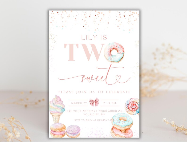 Op de afbeelding: Een roze en witte verjaardagsuitnodiging met de tekst "Lily is Two Sweet" en een afbeelding van een donut en een ijshoorn. De uitnodiging bevat de datum, tijd en het adres voor het feest.