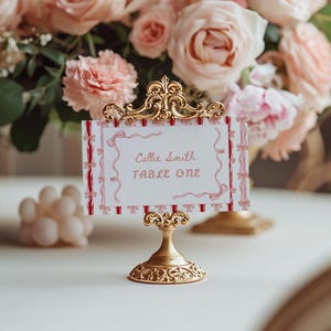 Cartão de lugar para garotas que querem ser únicas, primeiro aniversário, decoração de festa com laço rosa, festa com laço rosa coquete, bolo vintage de primeiro aniversário, lugar retrô e elegante
