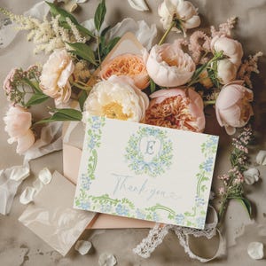 Biglietto di ringraziamento con monogramma Chinoiserie, biglietto di ringraziamento per addio al nubilato con stemma floreale blu, carta da parati Toile De Jouy francese vittoriana, biglietto di nozze con monogramma