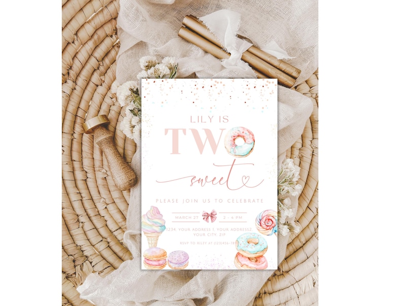 Op de afbeelding: Een roze en witte uitnodigingskaart met de tekst "Lily is Two Sweet" en een aquarel-illustratie van donuts, ijs en macarons. De kaart is versierd met gouden glitter.