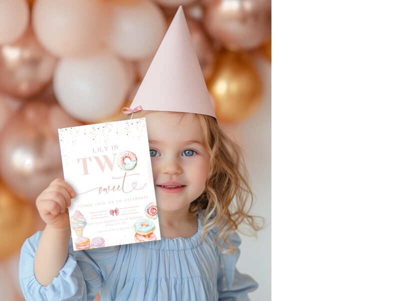 Op de afbeelding: Een meisje met een roze feestmuts houdt een verjaardagsuitnodiging vast waarop staat "Lily is Two Sweet" met een donut, een ijshoorn en andere zoetigheden erop afgebeeld.