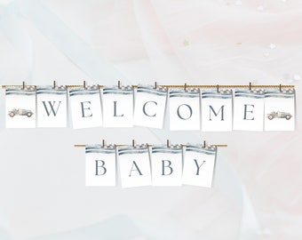 以下が含まれることがあります： 青と白のチェック柄の横断幕に、「WELCOME BABY」の文字が、紐と洗濯ばさみで吊るされています。各文字は別々の横断幕に書かれています。横断幕の両端には、ビンテージカーのグラフィックが描かれています。