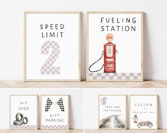 Könnte beinhalten: Ein Satz von acht druckbaren Schildern mit Rennthema. Die Schilder zeigen eine karierte Flagge, eine Zapfsäule, ein Rennwagen und die Worte "Speed Limit 2", "Fueling Station", "Pit Stop", "Gift Parking", "Take One for the Road" und "Custom - Add Your Own".