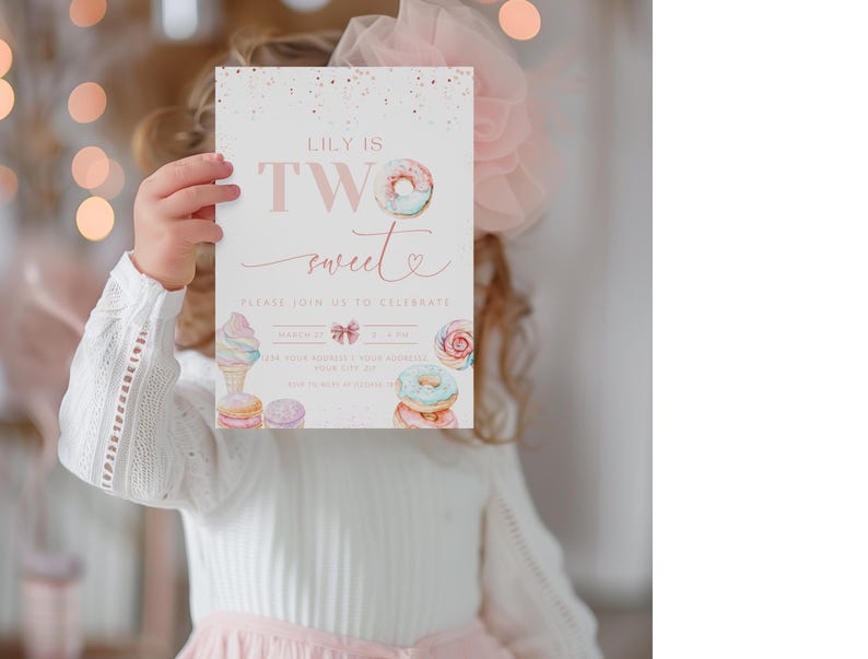 Op de afbeelding: Een roze en witte verjaardagsuitnodiging met de tekst "Lily is Two sweet" en een donut-illustratie. De uitnodiging heeft een roze strik en andere zoete lekkernijen zoals ijshoorns en cupcakes.