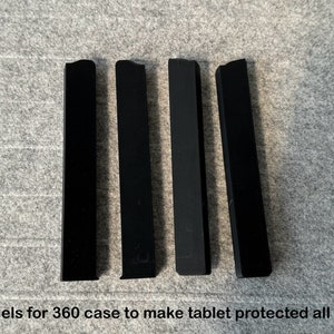 Könnte beinhalten: Vier schwarze Kunststoff-Seitenteile für ein 360-Grad-Case, um ein Tablet rundum zu schützen. "Seitenteile für 360-Grad-Case, um Tablet rundum zu schützen" steht unter den Teilen.