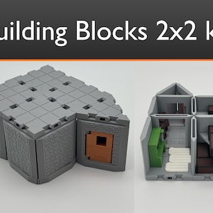 Pode incluir: Um kit de blocos de construção de plástico cinza com um design 2x2. O kit inclui uma base plana com furos e uma pequena casa com uma porta e janelas. A casa é construída com os blocos e pode ser montada de diferentes maneiras.