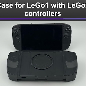 Può includere: Una custodia nera per LeGo1 con controller LeGo2. La custodia è aperta, rivelando lo schermo del dispositivo e la disposizione dei controller. Il testo "Case for LeGo1 with LeGo2 controllers" è visualizzato nella parte superiore dell'immagine.