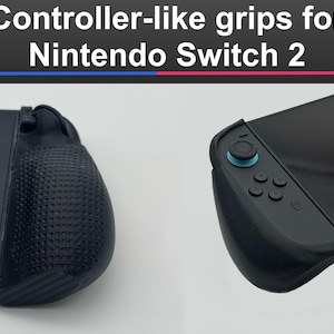 Può includere: Impugnature nere simili a controller per Nintendo Switch 2. Le impugnature presentano una superficie strutturata e un joystick blu. L'immagine include anche il testo "Controller-like grips for Nintendo Switch 2".