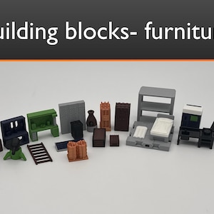 Puede incluir: Una colección de muebles en miniatura hechos de bloques de construcción. El conjunto incluye una cama, un escritorio, una estantería, una chimenea, una escalera y otros muebles en varios colores, incluyendo marrón, verde, gris y negro.
