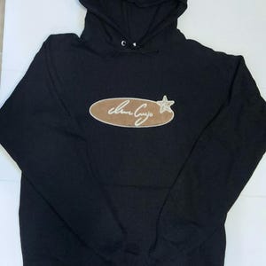 Sudadera com capucha e bordado de Iván Cornejo