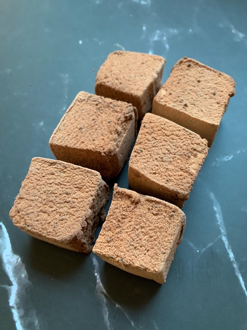 Puede incluir: Seis cubos de forma cuadrada, de color marr&oacute;n claro y con textura, dispuestos en un grupo. Cada cubo tiene una superficie mate y porosa con un aspecto ligeramente irregular y granulado, similar a un material seco y terroso.