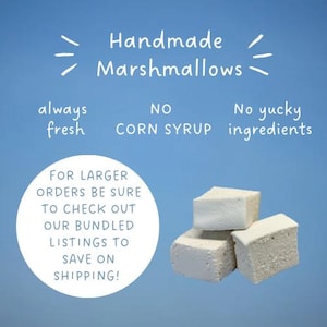 Puede incluir: Tres malvaviscos blancos de forma cuadrada apilados juntos. El texto dice: Handmade Marshmallows, always fresh, NO CORN SYRUP, No yucky ingredients, y FOR LARGER ORDERS BE SURE TO CHECK OUT OUR BUNDLED LISTINGS TO SAVE ON SHIPPING!