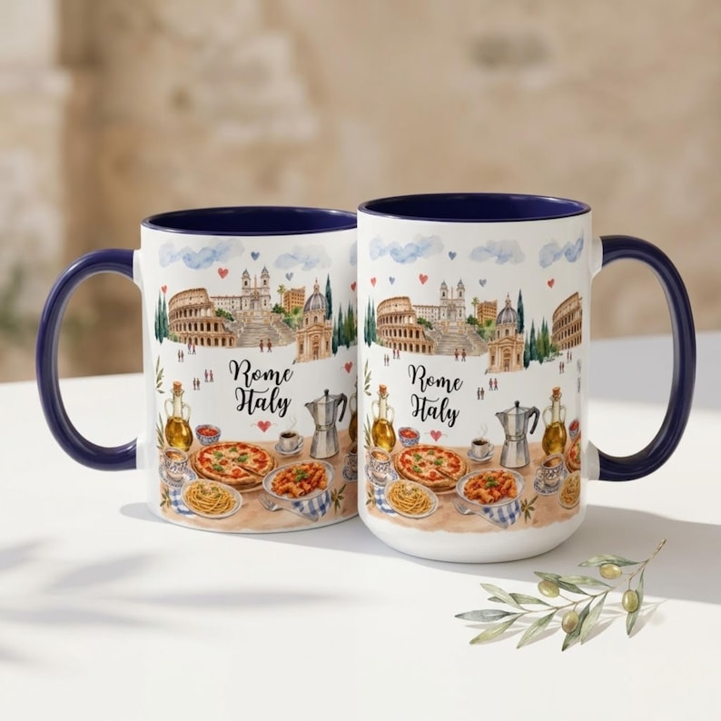 Pode incluir: Duas canecas de cer&acirc;mica branca com interior e al&ccedil;a azuis. Cada caneca apresenta uma ilustra&ccedil;&atilde;o em aquarela de Roma, It&aacute;lia, incluindo o Coliseu e outros marcos, juntamente com pizza, massa e o texto "Rome Italy."