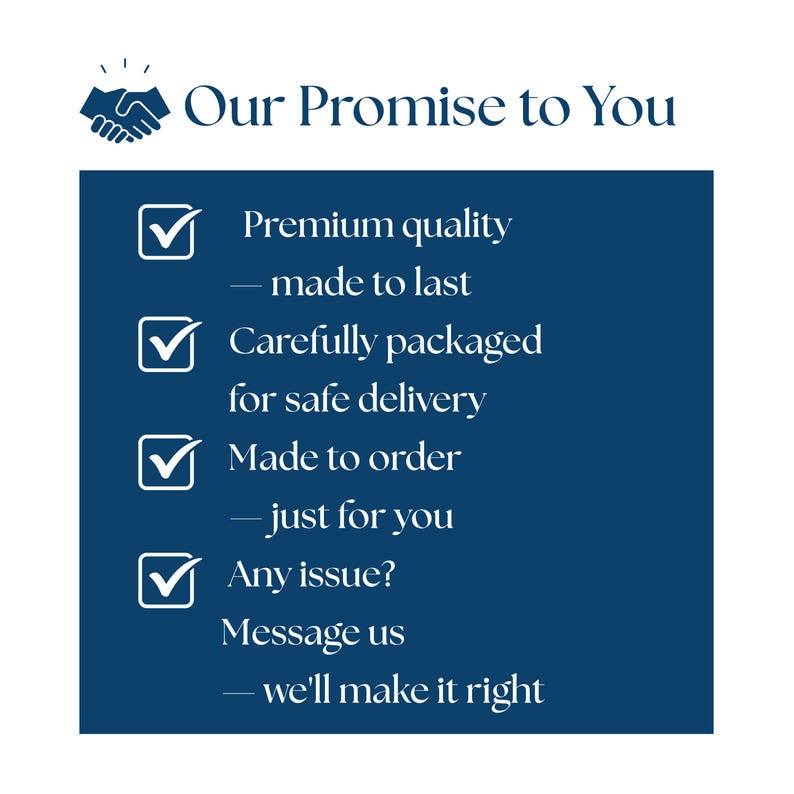 Pode incluir: Um gr&aacute;fico azul marinho com o texto "Our Promise to You". O texto lista promessas de qualidade premium, embalagem cuidadosa e itens sob encomenda. Tamb&eacute;m incentiva os clientes a enviar uma mensagem em caso de problemas.