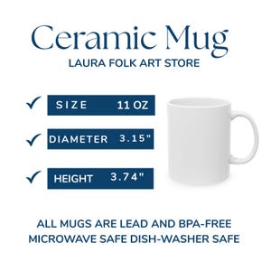 Pode incluir: Uma caneca de cer&acirc;mica branca com uma al&ccedil;a. A caneca tem 8 cm de di&acirc;metro e 9,5 cm de altura. O texto na imagem diz "Ceramic Mug" e "LAURA FOLK ART STORE". A caneca tem 11 oz.