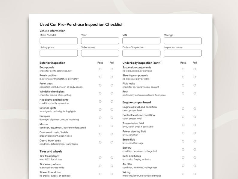 K&ouml;nnte beinhalten: Eine Checkliste f&uuml;r die Inspektion vor dem Kauf eines Gebrauchtwagens. Das Dokument enth&auml;lt Abschnitte f&uuml;r Fahrzeuginformationen, Au&szlig;eninspektion, Unterbodeninspektion, Motorraum sowie Reifen und R&auml;der. Jede Sektion hat eine bestanden/nicht bestanden Spalte.