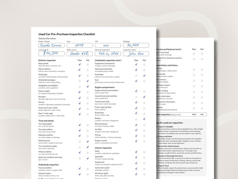 K&ouml;nnte beinhalten: Zwei wei&szlig;e Seiten mit einer Checkliste f&uuml;r die Vorabnahme eines gebrauchten Toyota Camry. Die Checkliste umfasst Abschnitte f&uuml;r Au&szlig;en-, Unterboden- und Inneninspektionen mit Feldern f&uuml;r bestanden/nicht bestanden. Das Modelljahr des Autos ist 2017 und die Laufleistung betr&auml;gt 76.000.