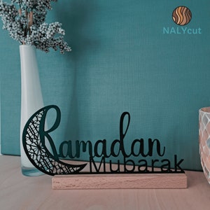 Plaque de table sur pied Ramadan, décoration avec demi-lune en verre acrylique et socle en bois. Ramadan Mubarak image 1