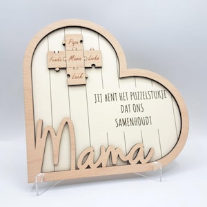 Könnte beinhalten: Ein Set aus drei Keramikbechern mit gesprenkelter, matter Oberfläche. Die Becher sind in den Farbtönen Creme, Hellgrau und Dunkelgrau gehalten. Jeder Becher hat ein schlichtes, minimalistisches Design und einen abgerundeten Henkel.