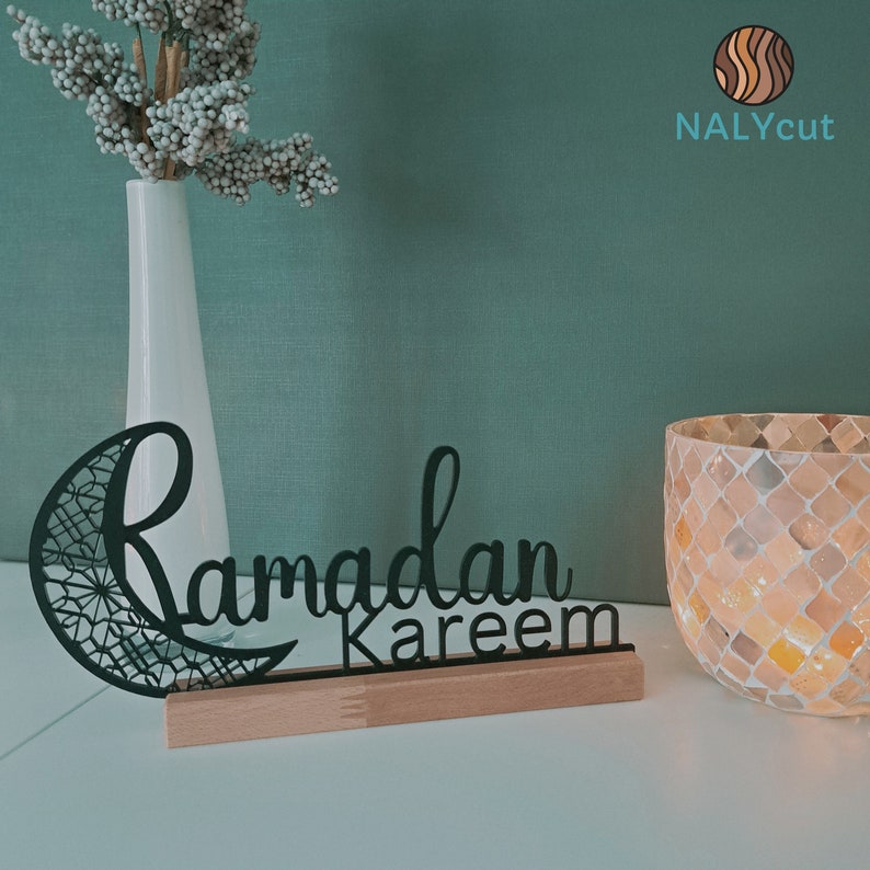 Plaque de table sur pied Ramadan, décoration avec demi-lune en verre acrylique et socle en bois. Ramadan Mubarak image 3