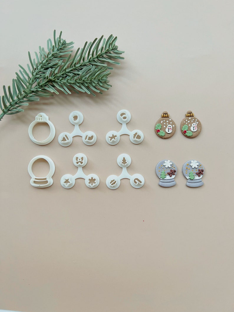 Peut inclure: Une collection d'emporte-pi&egrave;ces et d'embellissements d&eacute;coratifs sur le th&egrave;me de No&euml;l. Les emporte-pi&egrave;ces sont en plastique blanc de diff&eacute;rentes formes, notamment des boules de No&euml;l, des boules &agrave; neige et des motifs festifs. Les embellissements sont des ornements miniatures.