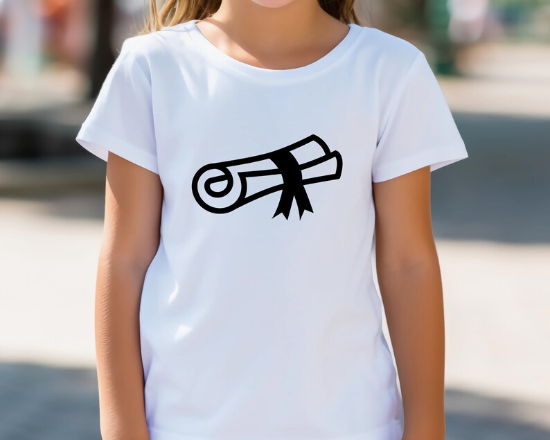 以下が含まれることがあります： 黒い卒業帽と卒業証書のグラフィックが描かれた白いTシャツ