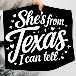 K&ouml;nnte beinhalten: Schwarz-wei&szlig;e Grafik mit dem Text "She's from Texas I can tell." Das Design beinhaltet Sterne und Herzen. Der Text ist in einer Schreibschrift.