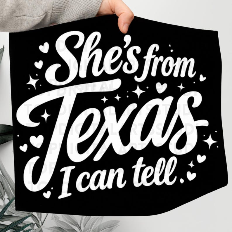K&ouml;nnte beinhalten: Schwarz-wei&szlig;e Grafik mit dem Text "She's from Texas I can tell." Das Design beinhaltet Sterne und Herzen. Der Text ist in einer Schreibschrift.