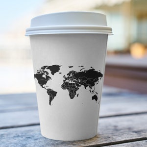 K&ouml;nnte beinhalten: Ein wei&szlig;er Coffee-to-go-Becher mit einem schwarzen Weltkarten-Design, das auf die Seite gedruckt ist.