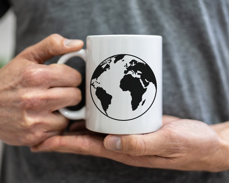 K&ouml;nnte beinhalten: Eine wei&szlig;e Keramiktasse mit einer schwarzen Umrandung der Erde.