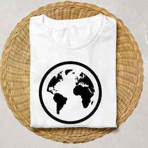 K&ouml;nnte beinhalten: Wei&szlig;es T-Shirt mit einem schwarzen Grafikdruck der Erde.